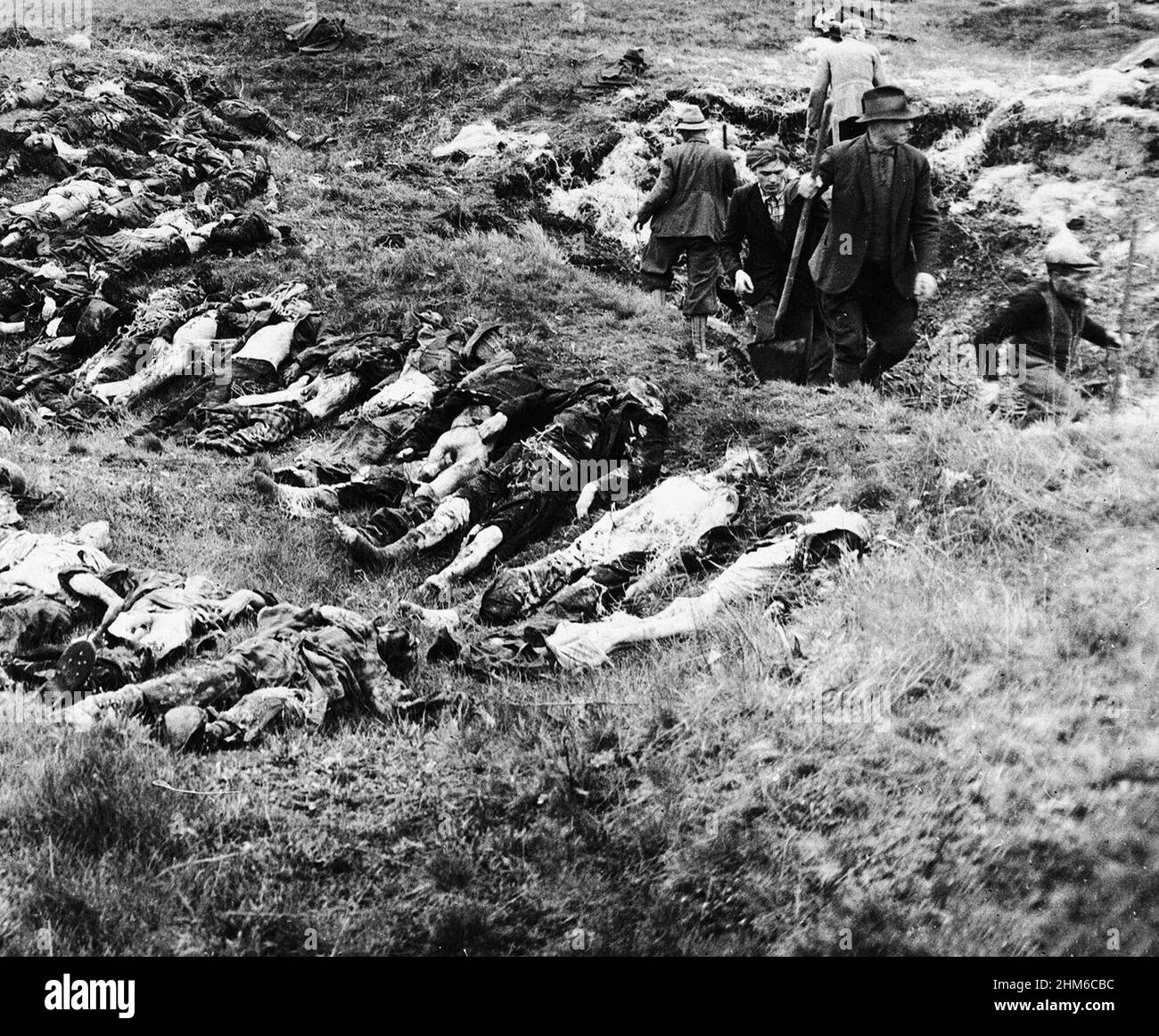 Deutsche Zivilisten exhumieren Massengrab in Schwarzenfeld - am 20. April 1945 sind etwa 750 der jüdischen Häftlinge in Schwarzenfeld gestrandet, nachdem ein weiterer Luftangriff die Lokomotive deaktiviert hatte. Nach der Befreiung wurden auf einem nahegelegenen Feld etwa 140 Leichen gefunden, obwohl unklar ist, wie viele bei der Razzia getötet oder von der SS ermordet wurden Stockfoto