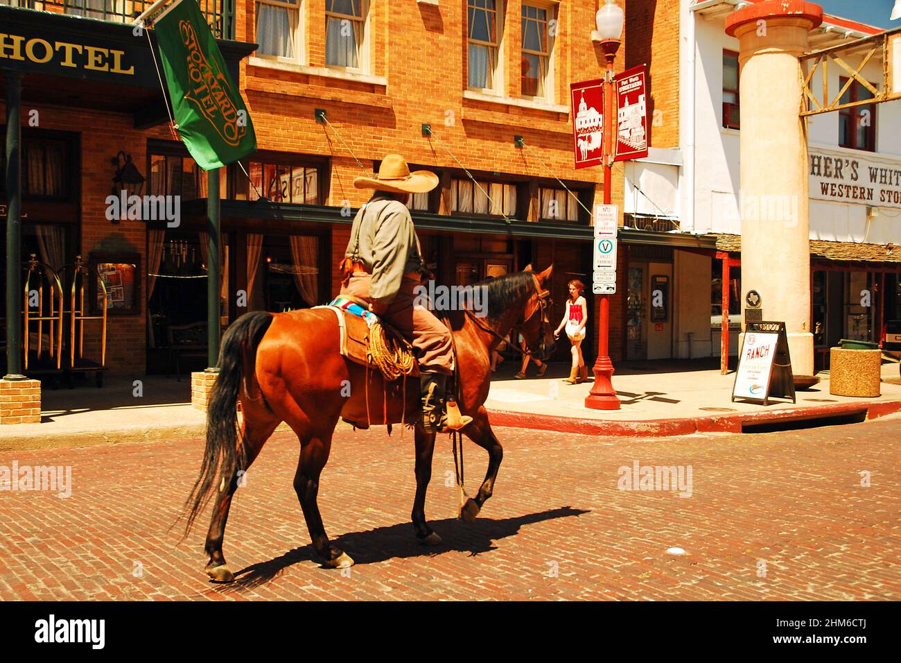 Ein Cowboy ist auf Patrouille im Fort Worth Stockyards, Texas Stockfoto
