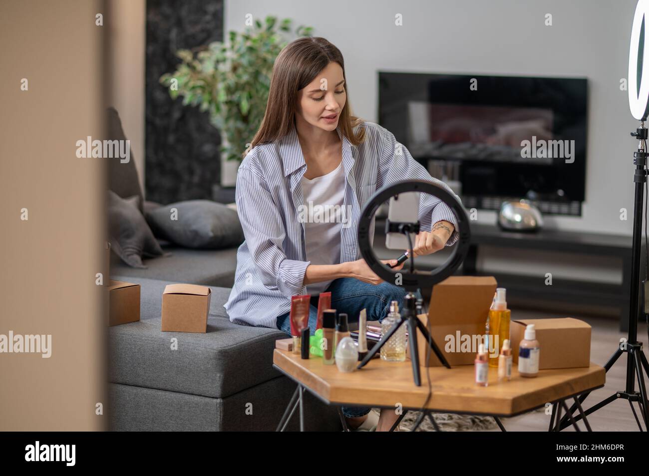 Nette junge Frau führt ein Online-Tutorial Stockfoto