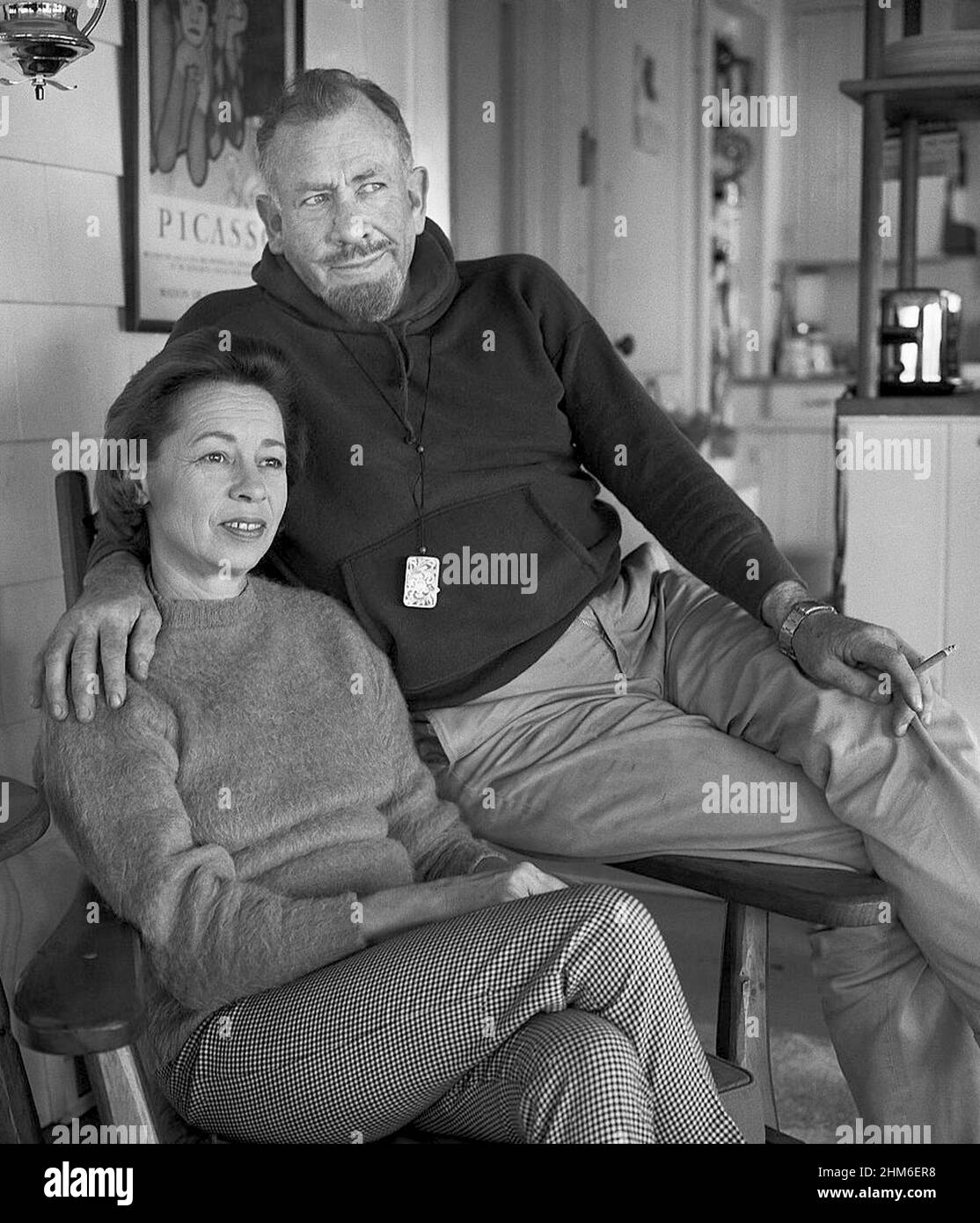 Der amerikanische Schriftsteller John Steinbeck, Autor von Mäuse und Männer und die Trauben des Zorns. Er ist 58 Jahre alt und mit seiner dritten Frau Elaine. Stockfoto