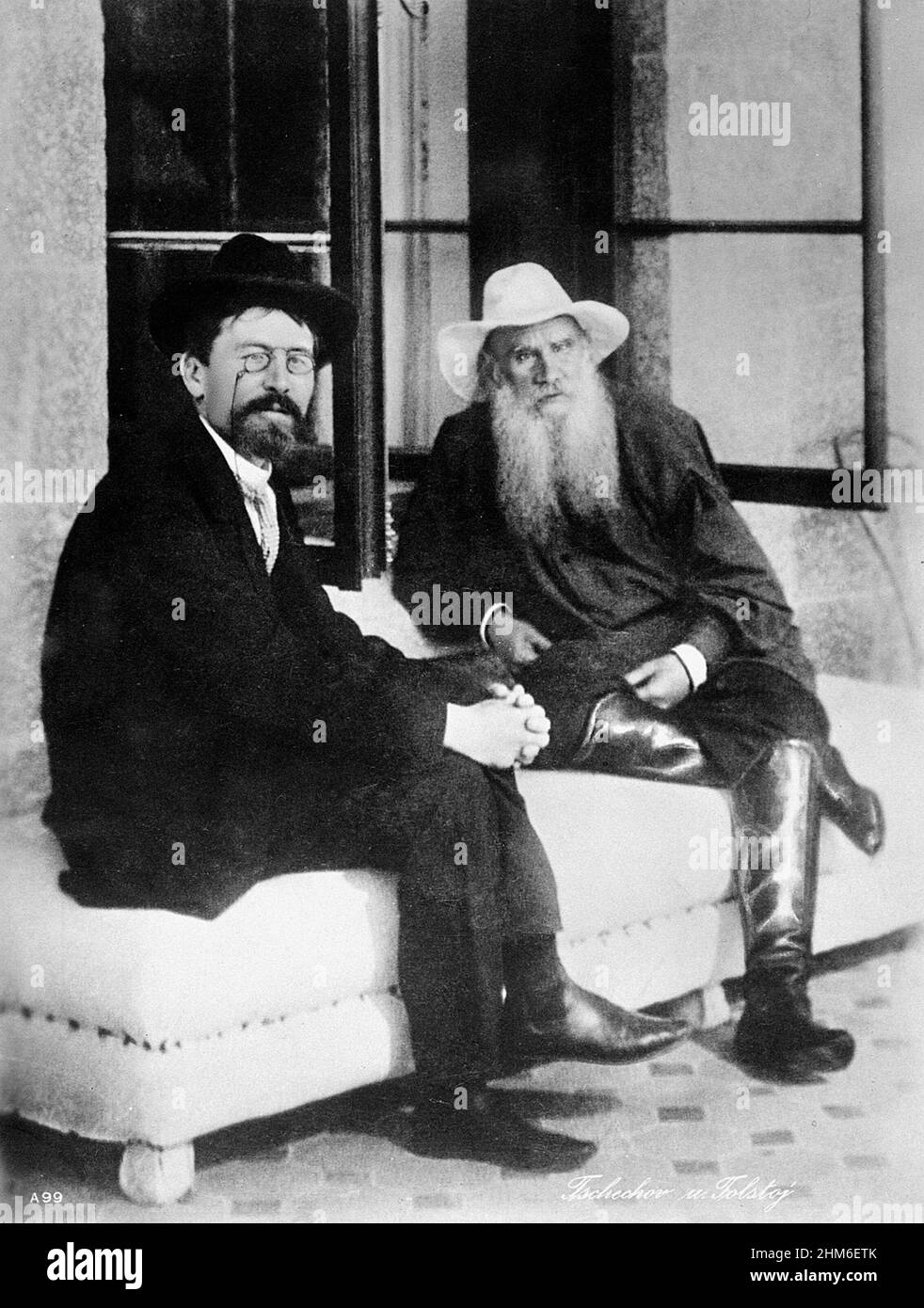 Anton Tschechow mit Leo Tolstoi in Jalta, 1900. Tschechow ist 40 Jahre alt und Tolstoi 72 Jahre alt. Stockfoto