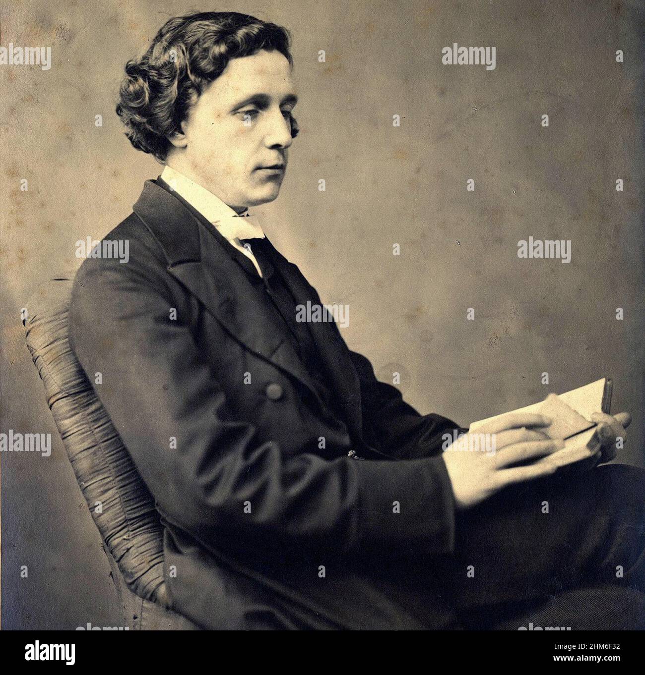 Ein Porträt des Autors Lewis Carroll (richtiger Name Charles Lutwidge Dodgson), Autor von Alice im Wunderland, von 1863, als er 31 Jahre alt war Stockfoto