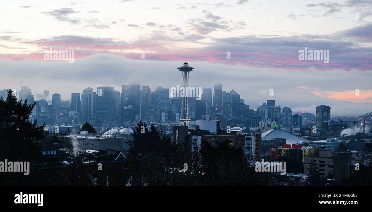 Seattle - 06. Februar 2022; Ein Nebelband driftet über die Skyline von Seattle, während rosa Wolken leicht erhellt Stockfoto