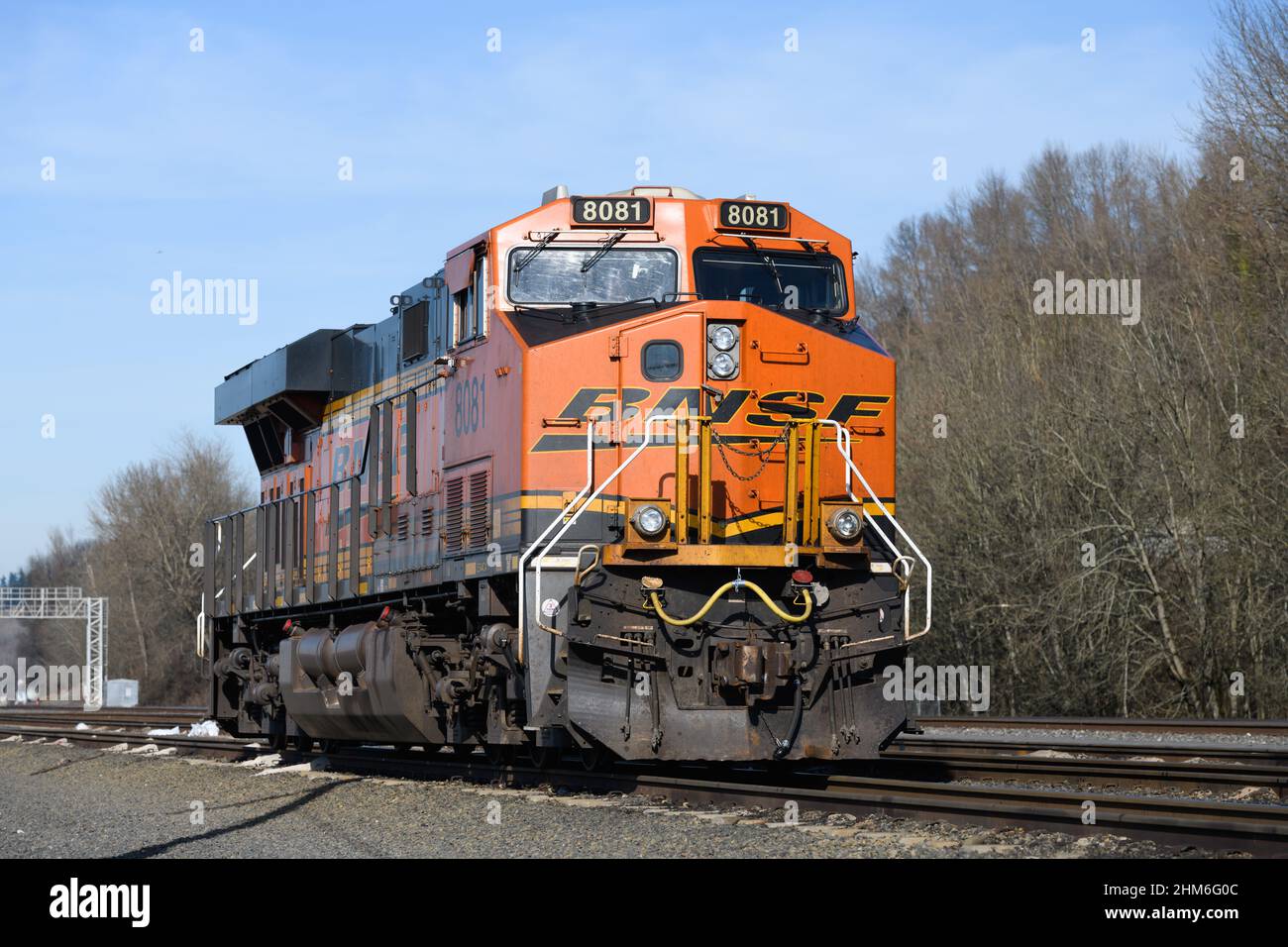 Seattle - 06. Februar 2022; BNSF-Güterlokomotive, die allein auf Schienen im Sonnenschein südlich der Innenstadt von Seattle steht Stockfoto