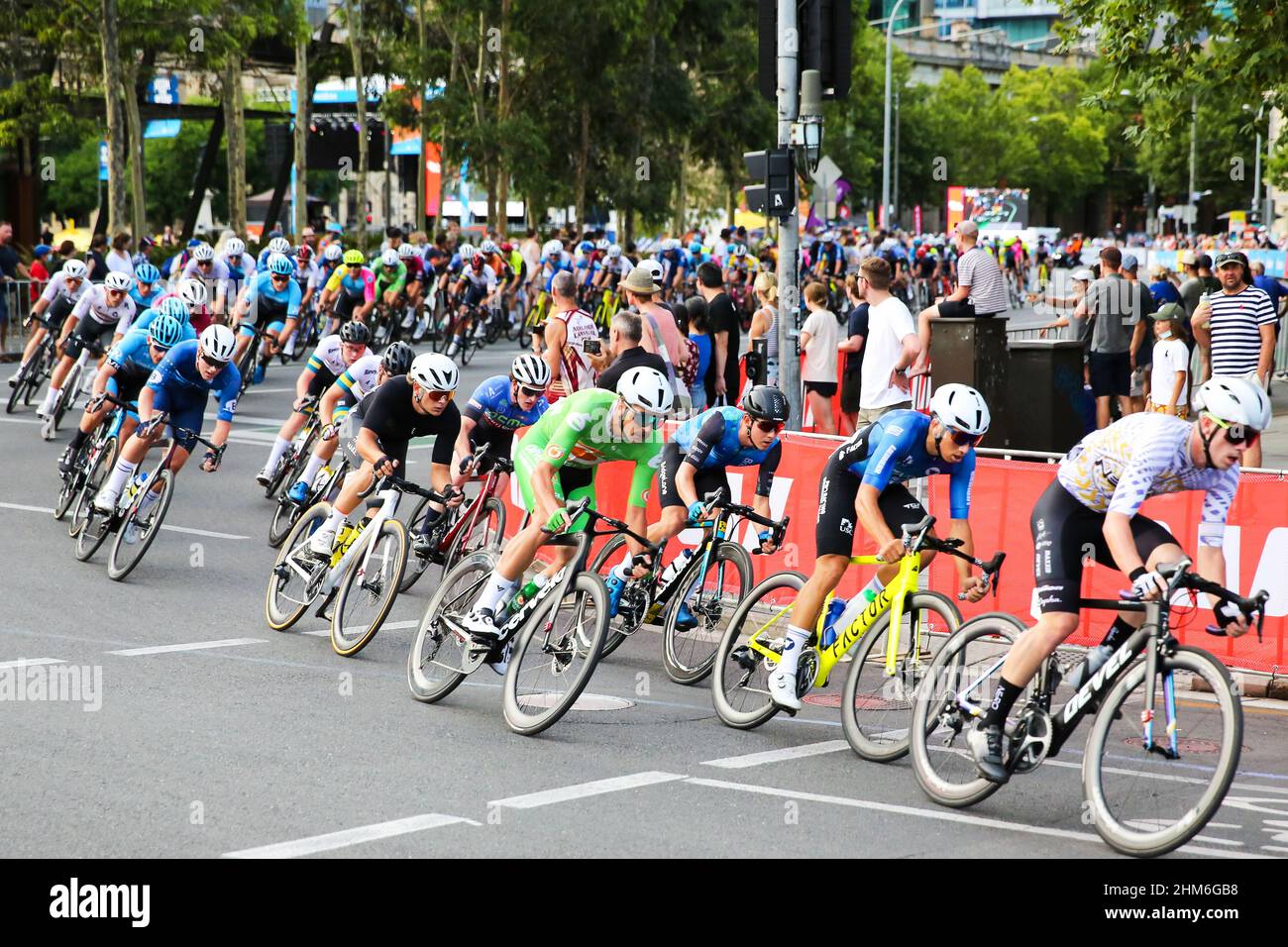 Reiter in der Men's Night Rider's Criterium verhandeln die Straßen von Adelaide für das Festival of Cycling 2022 in Australien Stockfoto