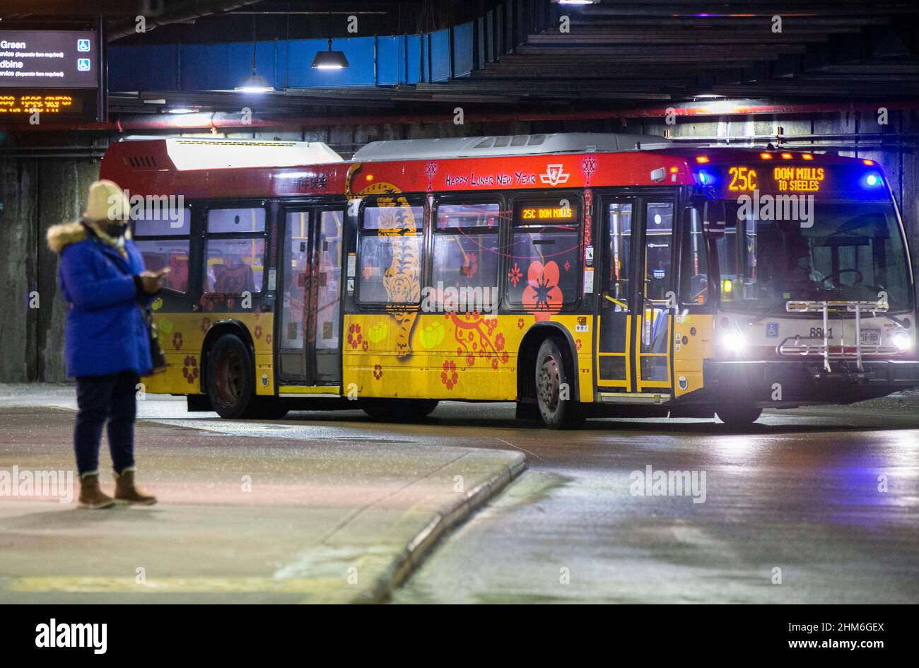 Toronto, Kanada. 7th. Februar 2022. Ein Bus mit einem Design, das das Mondneujahr des Tigers feiert, wird an einem Busbahnhof in Toronto, Kanada, am 7. Februar 2022 gesehen. Die Toronto Transit Commission (TTC) nahm an der Feier des Mondneujahres Teil, indem sie eine Reihe von Fahrzeugen einhüllte, die vom 1. Bis 15. Februar dieses Jahres in Betrieb gehen sollten. Quelle: Zou Zheng/Xinhua/Alamy Live News Stockfoto