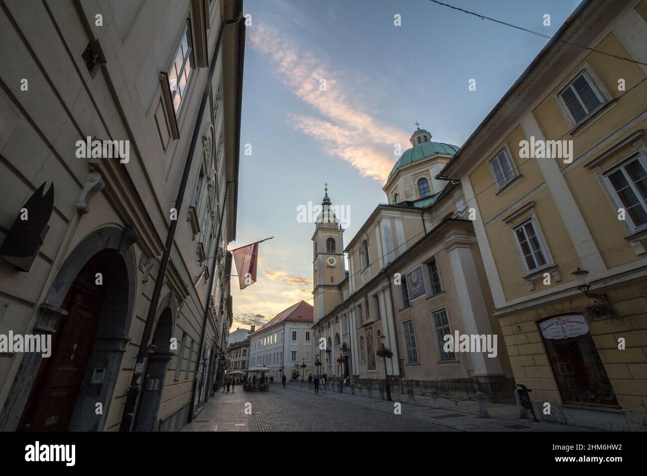 Bild der ciril metodov trg Straße in der Abenddämmerung in Ljubljana. Ciril Metodov trg ist eine der Hauptfußgängerzonen des Stadtzentrums von Slo Stockfoto