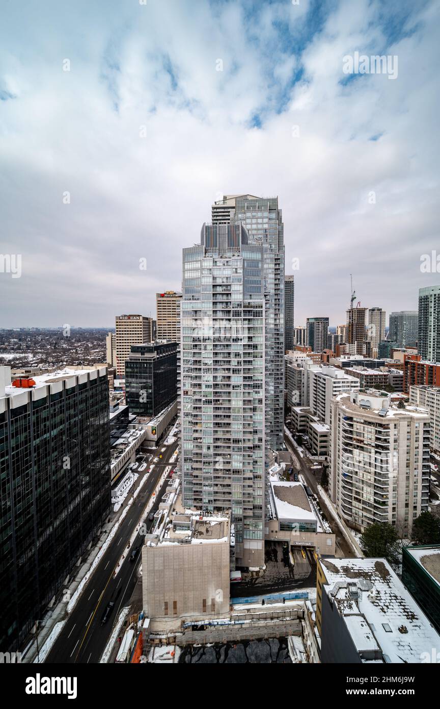 younge und Davisville bieten Drohnenaussichten auf die Innenstadt von Toronto, Wohnungen und Bürogebäude Stockfoto