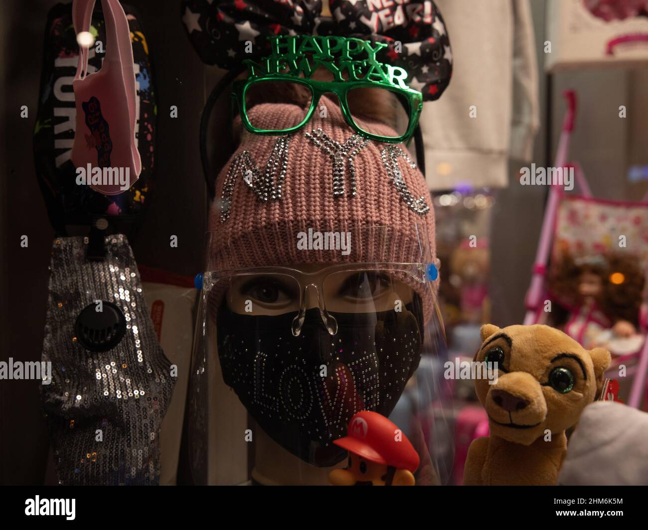 NEW YORK, N.Y. – 31. Dezember 2020: Eine Schaufensterpuppe ist in einem Schaufenster in Manhattan am Silvesterabend zu sehen. Stockfoto