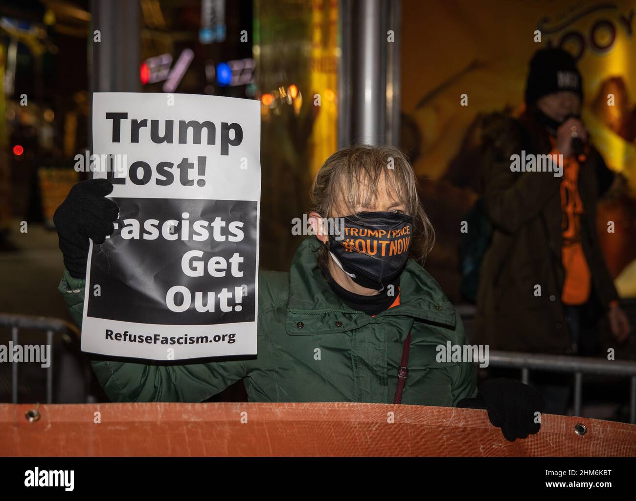 NEW YORK, NY – 6. Januar 2021: Nach Unruhen im US-Kapitol in Washington, D.C., wird in Manhattan ein Anti-Trump-Demonstrator gesehen Stockfoto