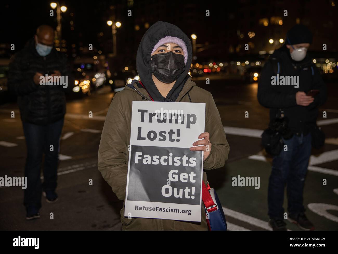 NEW YORK, NY – 6. Januar 2021: Nach Unruhen im US-Kapitol in Washington, D.C., wird in Manhattan ein Anti-Trump-Demonstrator gesehen Stockfoto