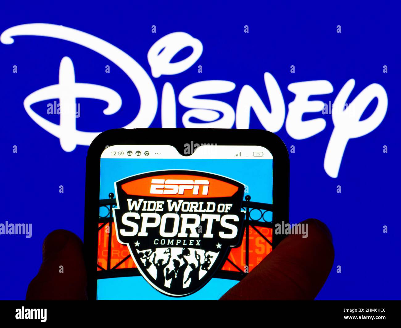 Ukraine. 07th. Februar 2022. In dieser Fotobilder wird das ESPN Wide World of Sport Complex-Logo auf einem Smartphone-Bildschirm mit dem Disney-Logo im Hintergrund angezeigt. (Foto von Igor Golovniov/SOPA Images/Sipa USA) Quelle: SIPA USA/Alamy Live News Stockfoto