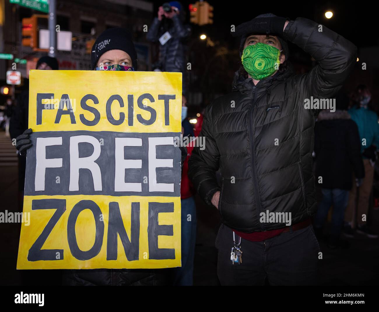 BROOKLYN, NY – 7. Januar 2021: Anti-Trump-Demonstranten werden vor dem Barclays Center in Brooklyn gesehen. Stockfoto