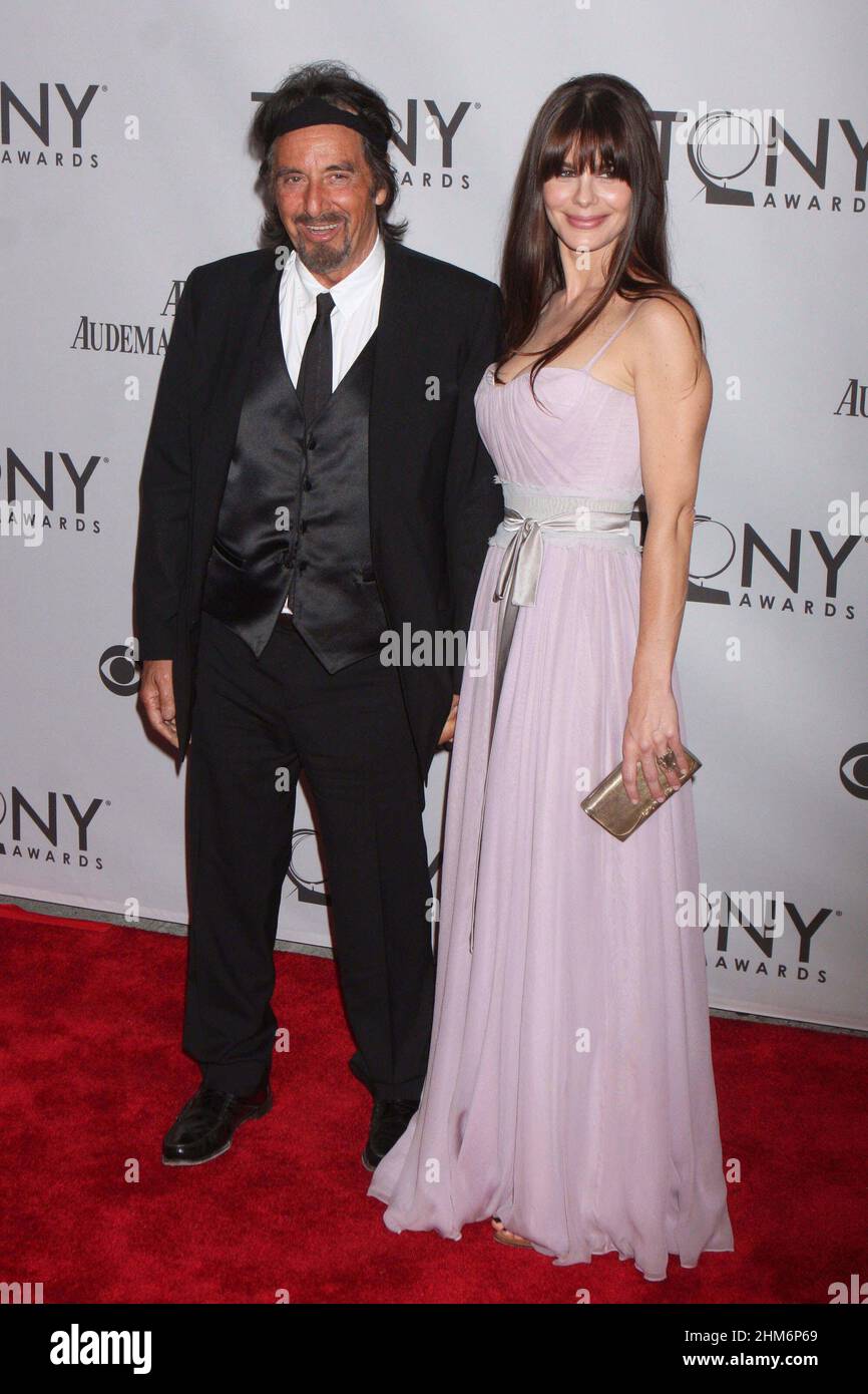 Al Pacino und ihre Freundin Lucila Sola nehmen am 12. Juni 2011 an den  jährlichen Tony Awards 65th im Beacon Theatre in New York City Teil. Foto:  Henry McGee/MediaPunch Stockfotografie - Alamy