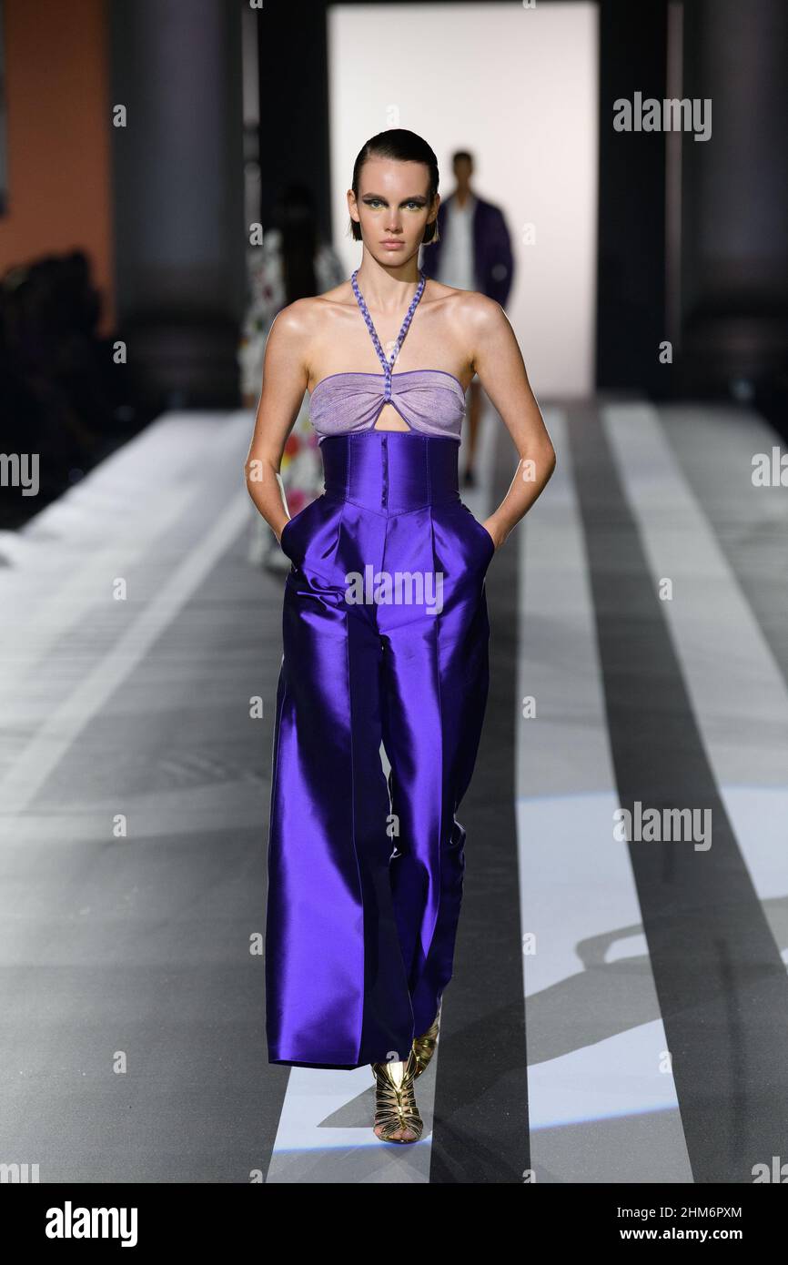 Mailand, Italien. September 26th 2021.Model Anna Steiningerová auf der Ramzen Sping/Sommer 2021-22 Start- und Landebahn während der Milan Fashion Week. Stockfoto