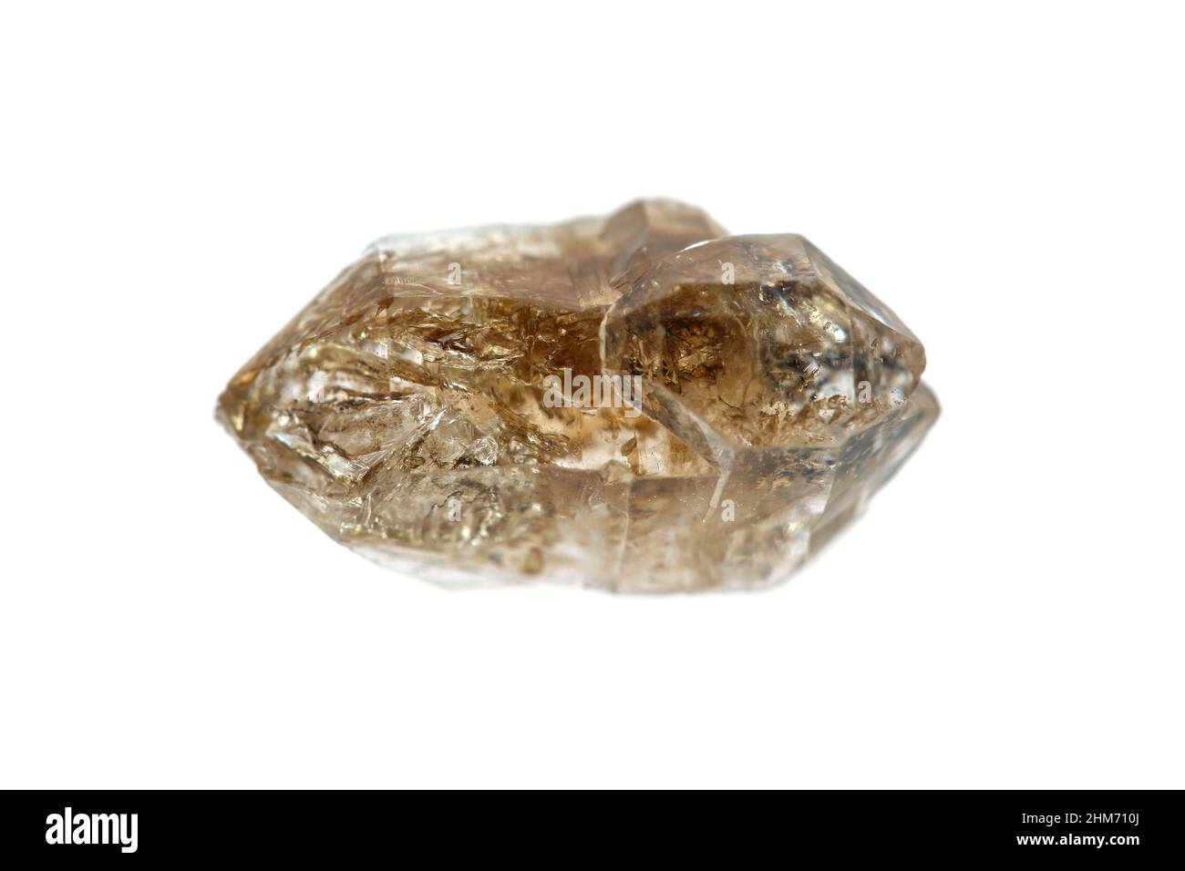 Seltene Sorte von Diamantzquarz mit fluoreszierenden Kohlenwasserstoffeinschlüssen (Petroleum Quartz / Enhydro oder EnPetro Quartz) auf weißem Hintergrund Stockfoto