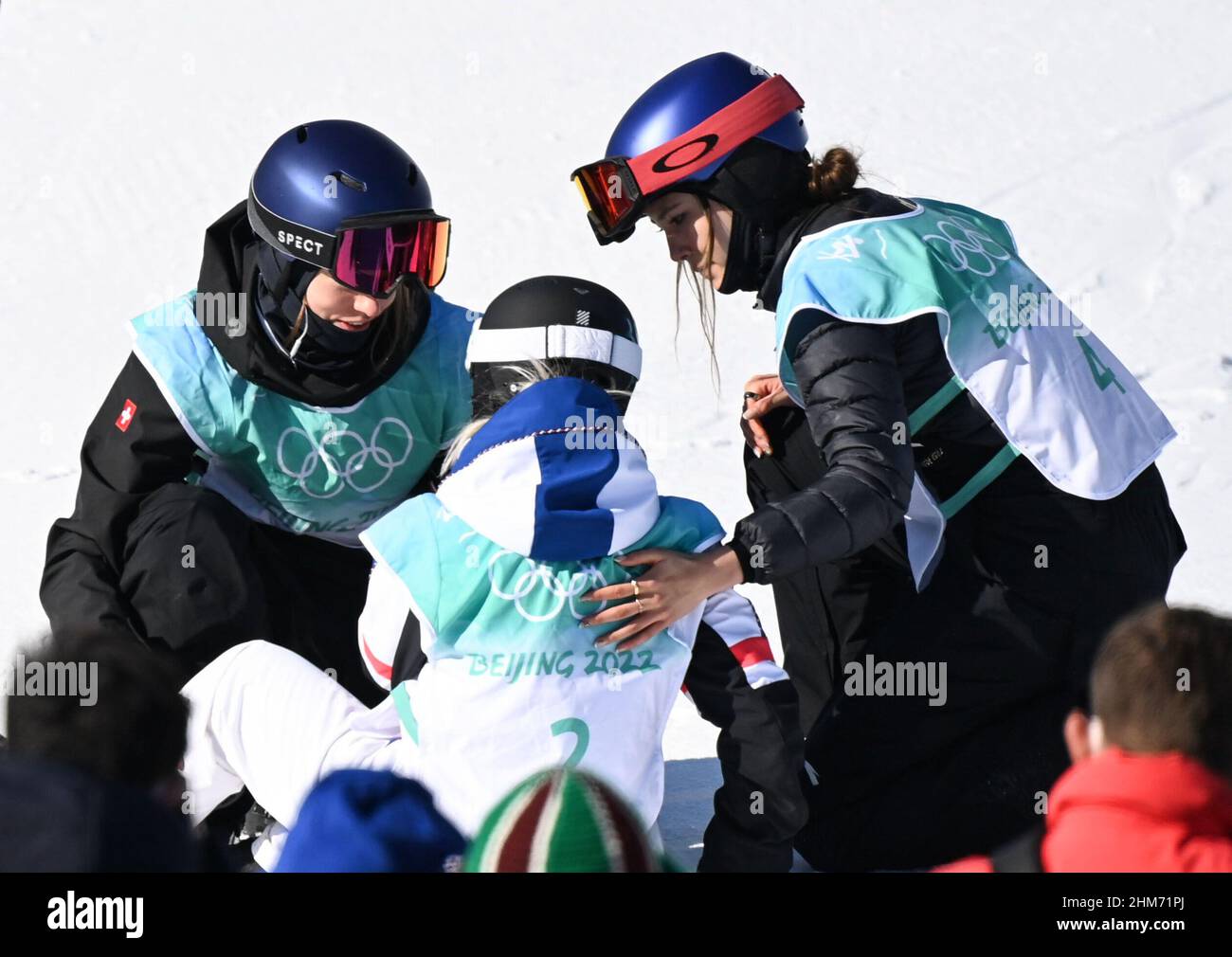 Peking, China. 8th. Februar 2022. Mathilde Gremaud aus der Schweiz (L) tröstet Tess Ledeux aus Frankreich nach dem Freiluftfinale der Frauen beim Big Air Shougang in Peking, der Hauptstadt Chinas, am 8. Februar 2022. Quelle: Xiong Qi/Xinhua/Alamy Live News Stockfoto