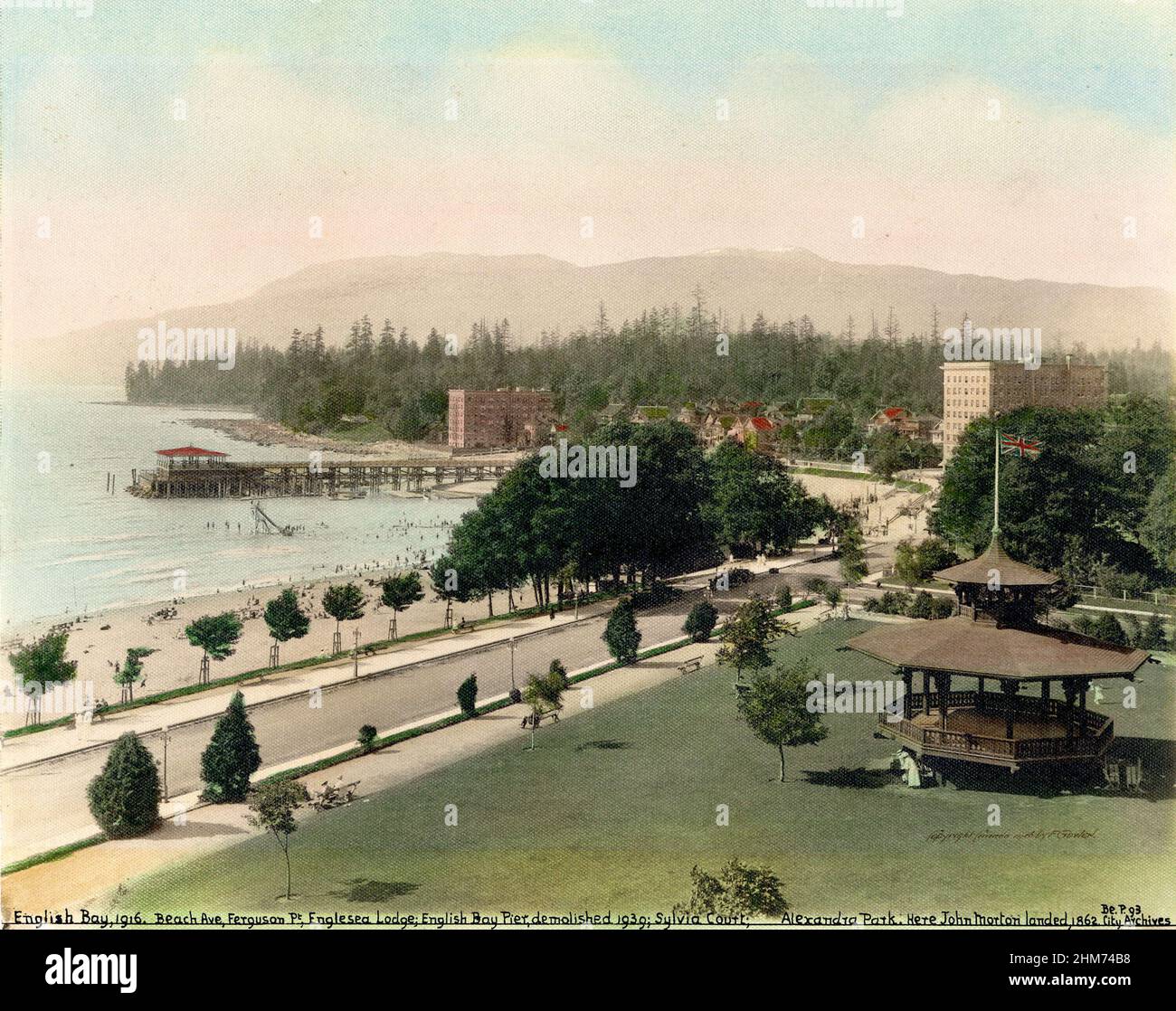 Vintage handkoloriertes Foto ca. 1916 von English Bay Beach und Beach Avenue mit Stanley Park im Hintergrund im West End, Vancouver, British Columbia, Kanada Stockfoto