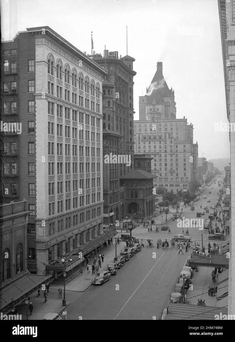 Vintage Schwarz-Weiß-Fotografie ca. 1946 Blick nach Westen entlang der Georgia Street mit Fußgängern, Autos und Gebäuden, darunter das Hotel Vancouver, Vancouver, British Columbia, Kanada Stockfoto