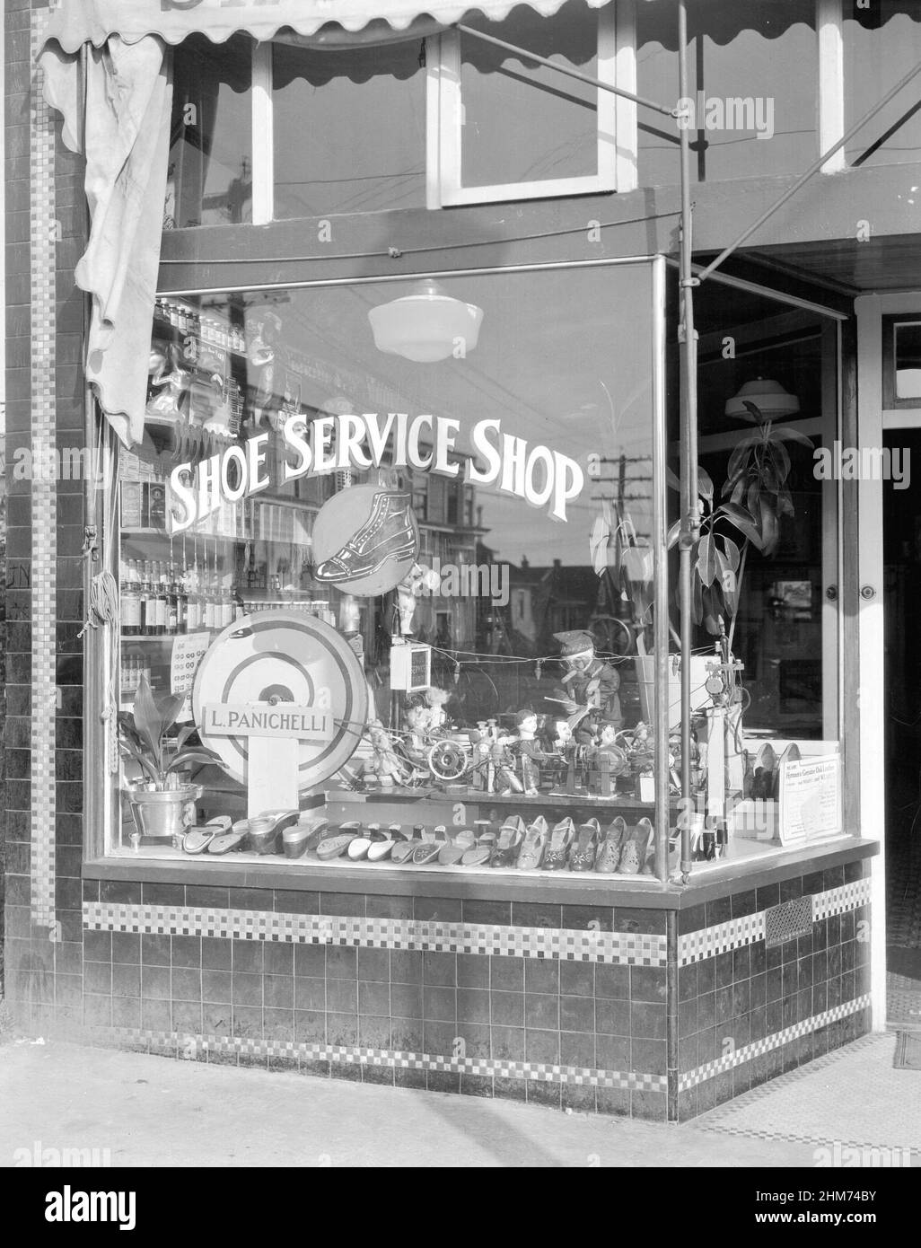 Vintage Schwarz-Weiß-Fotografie ca. 1933 einer italienischen Schuhwerkstatt am Commercial Drive im Stadtteil Little Italy von Vancouver, British Columbia, Kanada Stockfoto