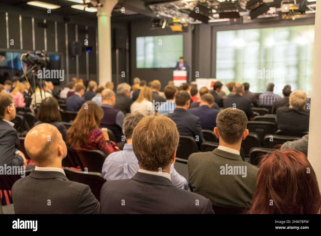 Business-Konferenz und Präsentation. Publikum im Konferenzsaal. Stockfoto