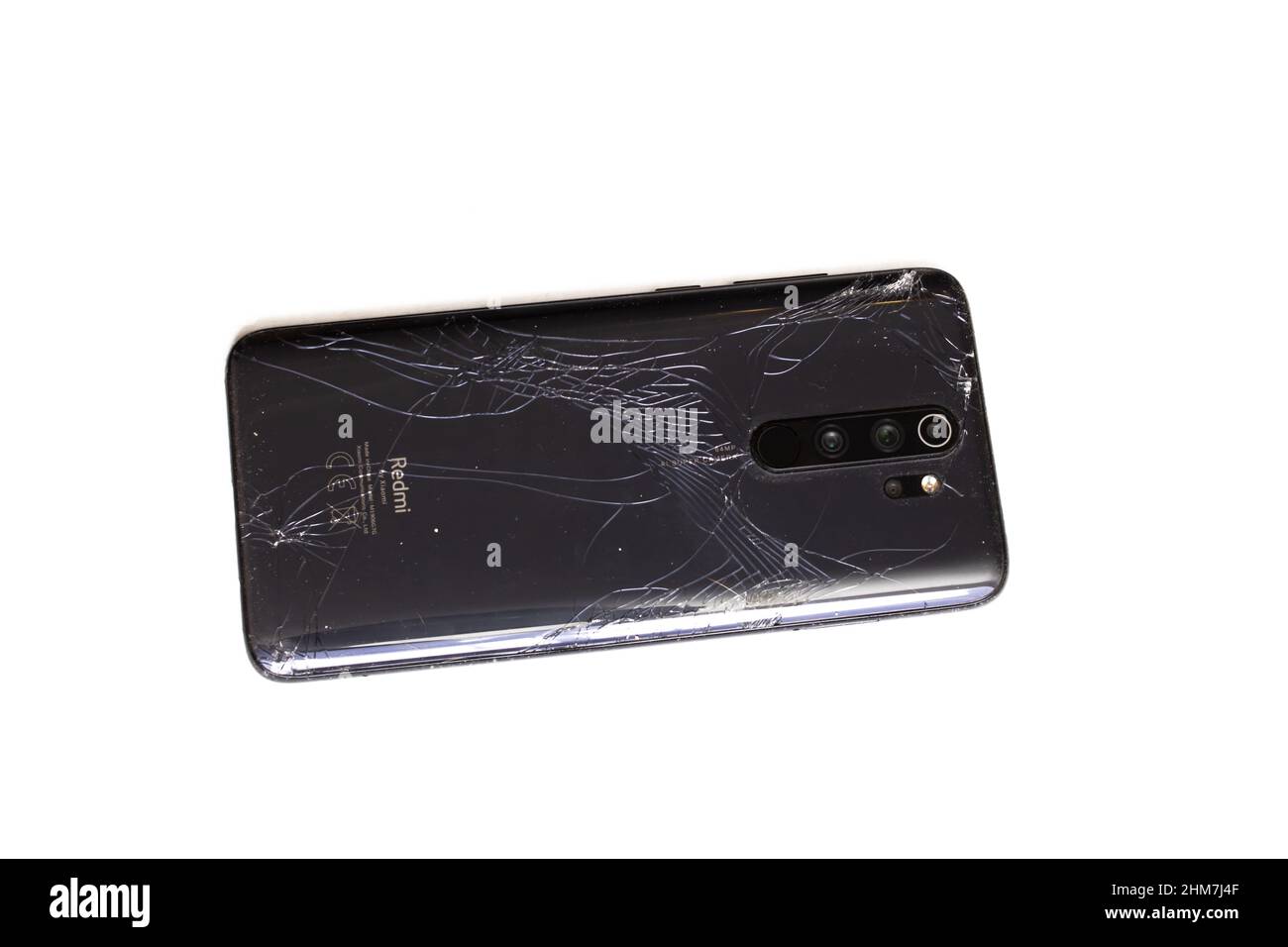 Weißrussland, Novopolotsk - 19. januar 2022: Brocken xiaomi Handyhülle isoliert auf weißem Hintergrund Stockfoto