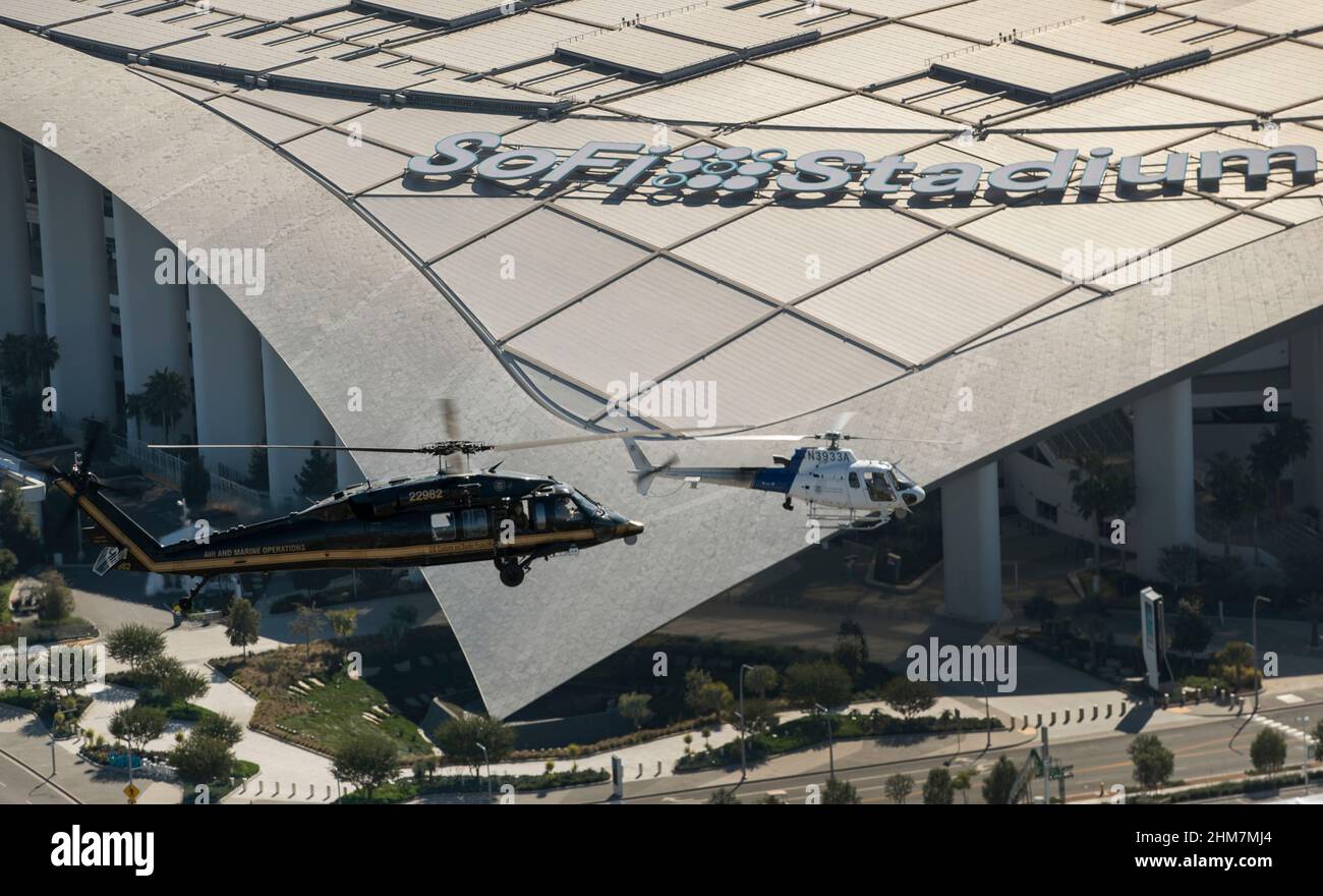 Ein US-amerikanischer Zoll- und Grenzschutz, Luft- und Marineoperationen UH-60 Black Hawk und ein AS350 A-Star passieren das SoFi-Stadion in Inglewood, Kalifornien, 6. Februar 2022. CBP-Foto von Glenn Fawcett Stockfoto