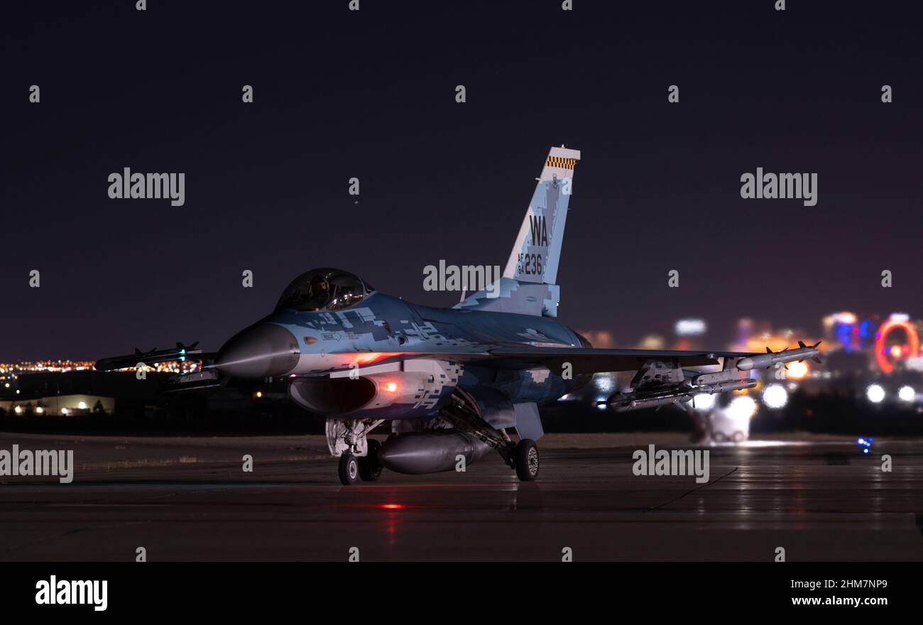 Drei F-16-Aggressoren, die der 64th Aggressor Squadron, Nellis Air Force Base, Nevada, zugewiesen wurden, warten auf den Start zu einer Mission während der Red Flag-Nellis 22-1, 1. Februar 2022. Diese Iteration der Roten Flagge konzentriert sich auf das Vertrauen unter Beschuss, die integrierte Führung und die Kriegerkultur. (USA Luftwaffe Foto von William R. Lewis) Stockfoto