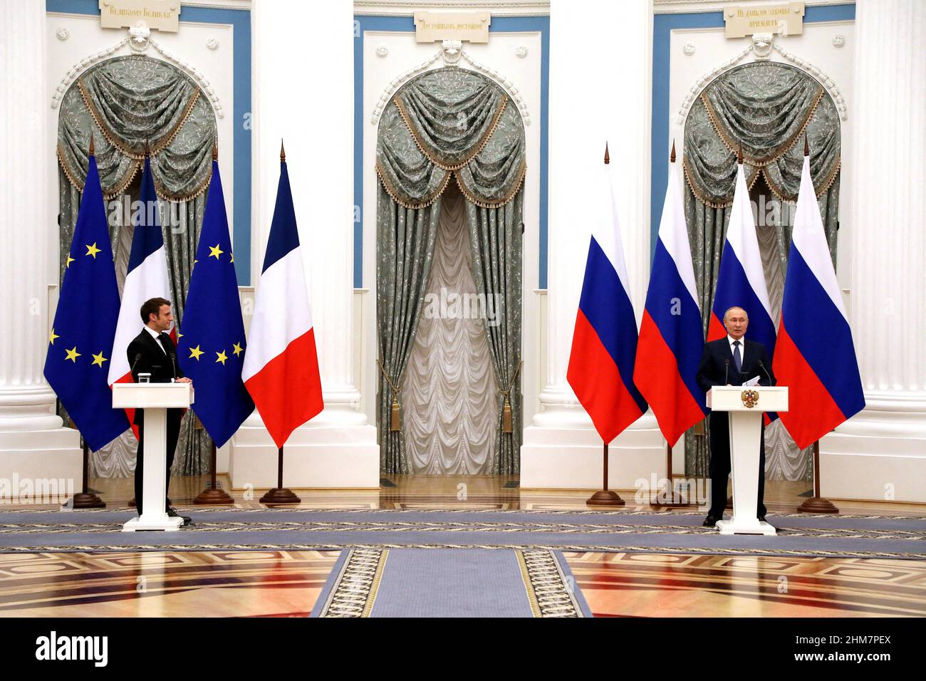 Moskau, Russland. 08th. Februar 2022. Der russische Präsident Wladimir Putin (R) und der französische Präsident Emmanuel Macron nehmen nach einem Treffen Anfang des 8. Februar 2022 in Moskau, Russland, an einer gemeinsamen Pressekonferenz Teil. Die internationalen Bemühungen, die Pattsituation in der Ukraine zu entschärfen, intensivierten sich mit Gesprächen des französischen Präsidenten in Moskau und der deutschen Bundeskanzlerin in Washington, um die Politik zu koordinieren, da die Angst vor einer russischen Invasion zunammene. Foto von Dominique Jacovides/Pool/ABACAPRESS.COM Quelle: Abaca Press/Alamy Live News Stockfoto