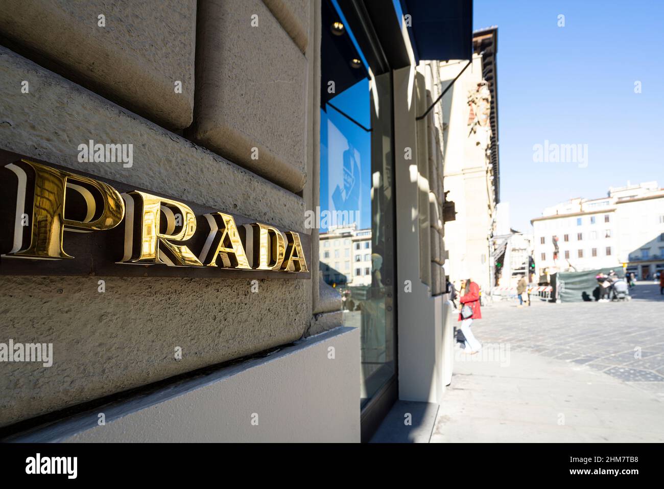 Florenz, Italien. Januar 2022. Der Blick auf die Fenster des Prada Markenladens im Stadtzentrum Stockfoto