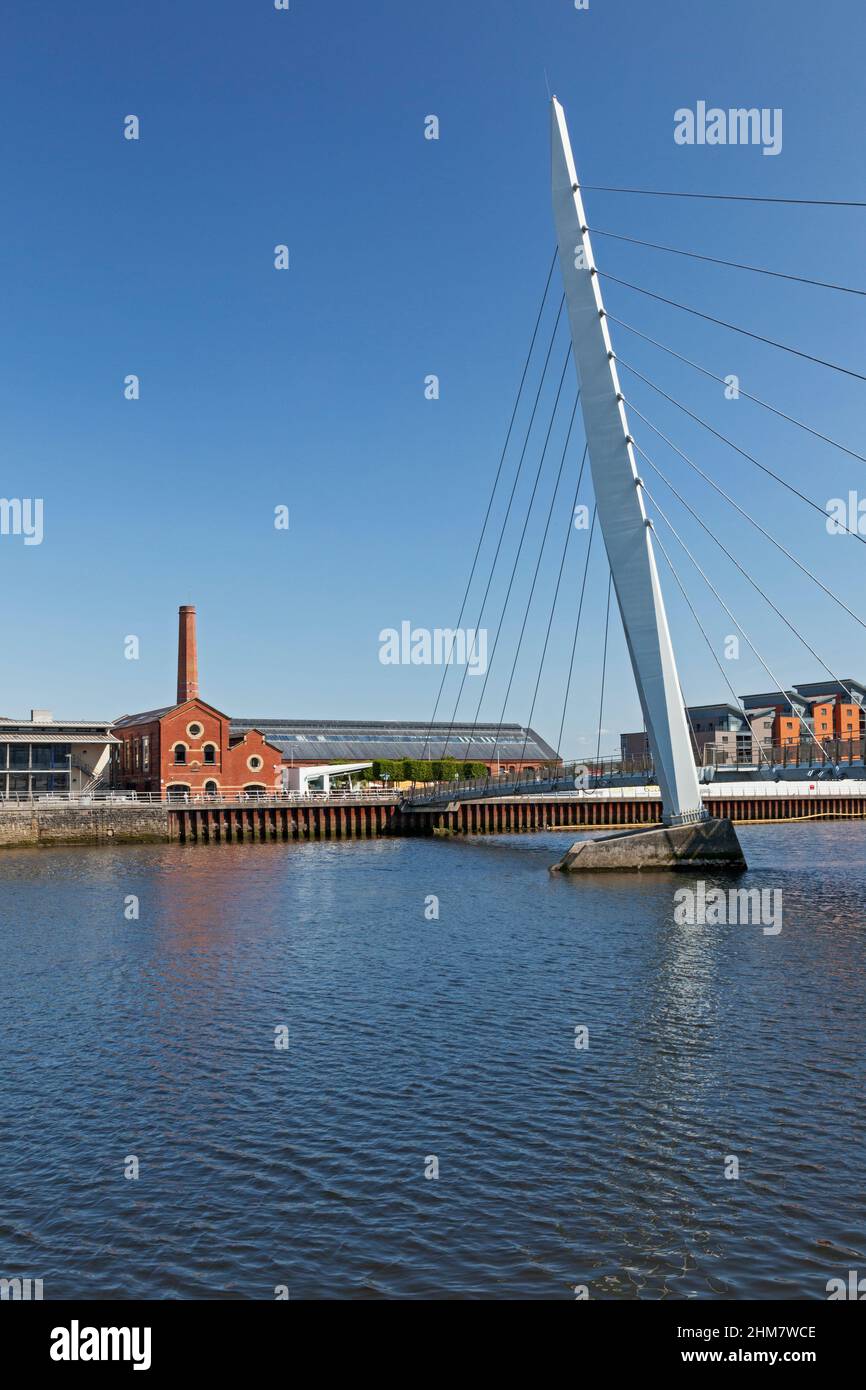 Sail Bridge (Fußbrücke) über den Fluss Tawe, Maritime Quarter, Swansea, South Wales, Großbritannien Stockfoto