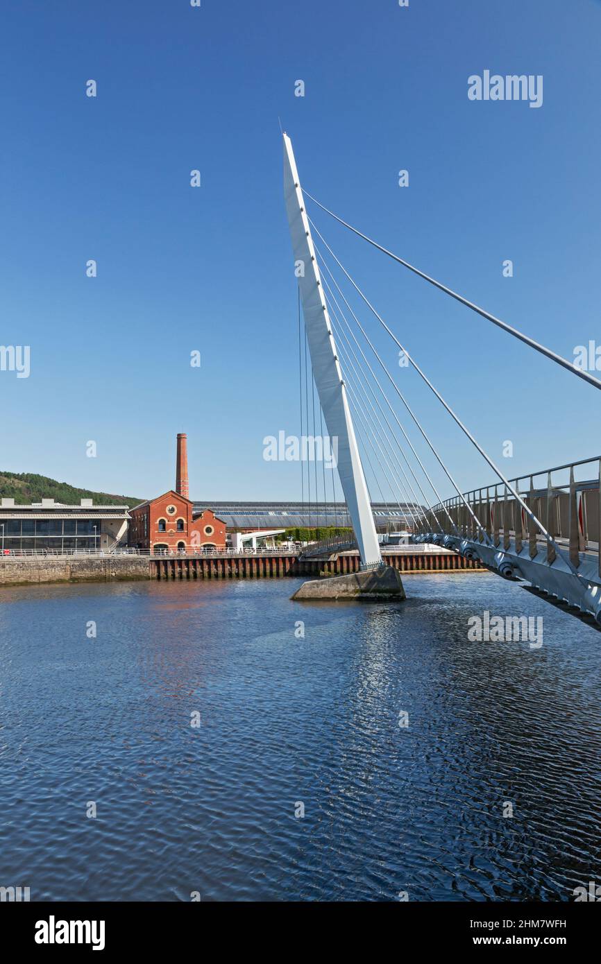 Sail Bridge (Fußbrücke) über den Fluss Tawe, Maritime Quarter, Swansea, South Wales, Großbritannien Stockfoto