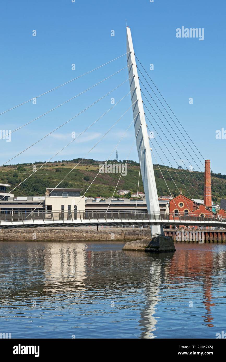 Sail Bridge (Fußbrücke) über den Fluss Tawe, Maritime Quarter, Swansea, South Wales, Großbritannien Stockfoto