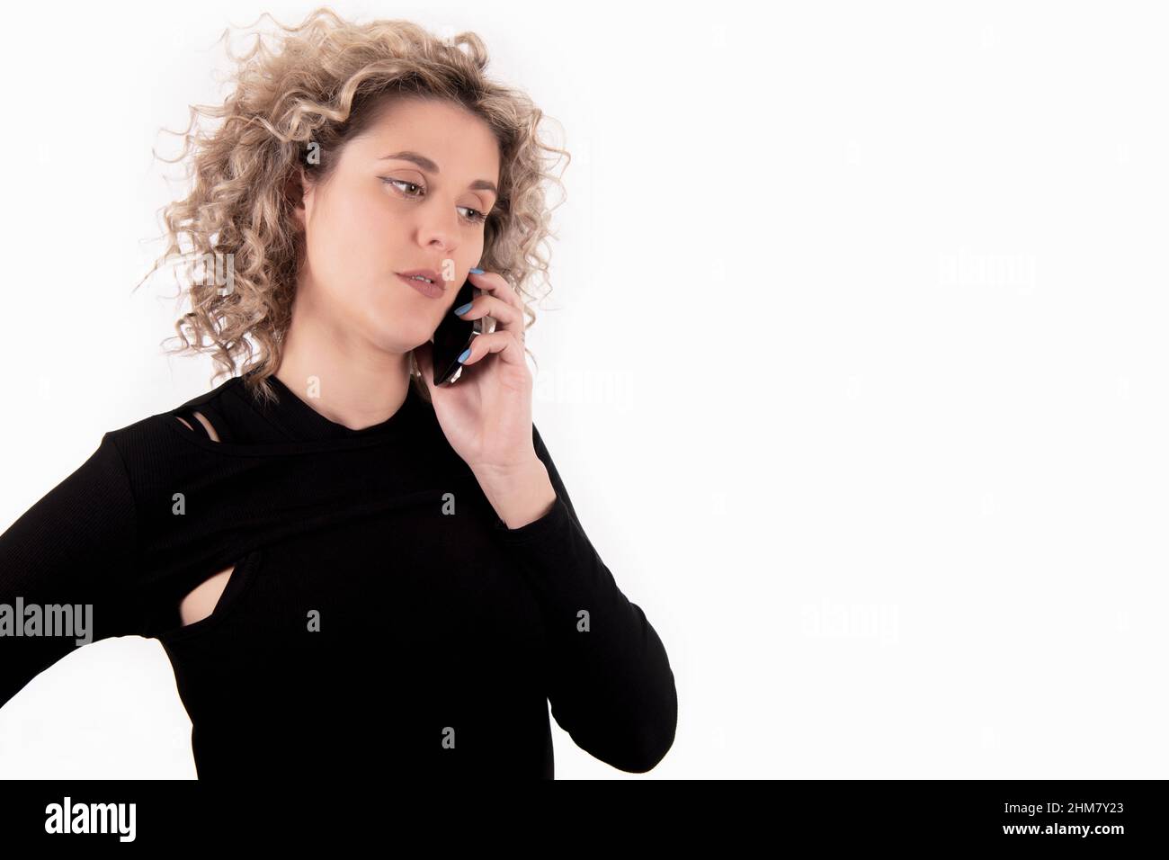 Schöne Frau hört auf ihr Smartphone Stockfoto