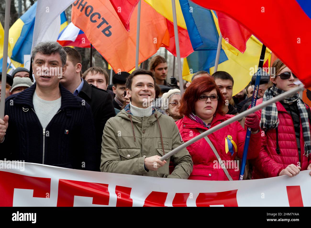 Moskau, Russland. 15th. März 2014 die russischen Oppositionsführer Boris Nemzow (links) und Ilja Jaschin (Mitte) nehmen am Friedensmarsch durch das Zentrum Moskaus, Russland, Teil Stockfoto