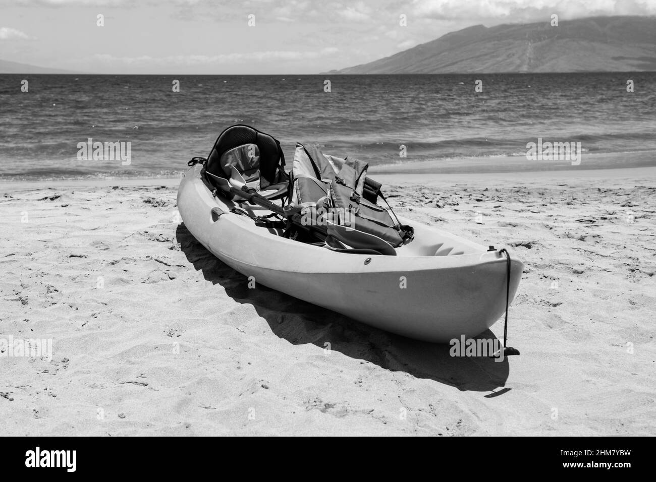Kajak-Tourismus. Blaue Meereswelle am Sandstrand. Strand in Sonnenuntergang Sommerzeit. Strandlandschaft. Tropische Meereslandschaft, Ruhe, ruhiges, entspannendes Sonnenlicht. Stockfoto