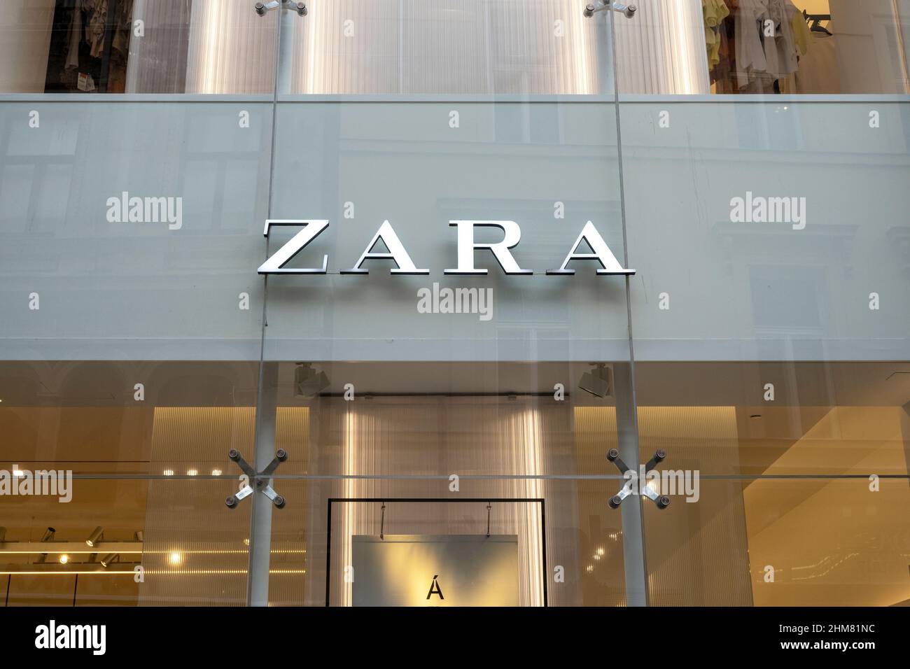 BARCELONA - JAN 20: Fassade des Zara Stores in Barcelona, Januar 20. 2022 in Spanien Stockfoto