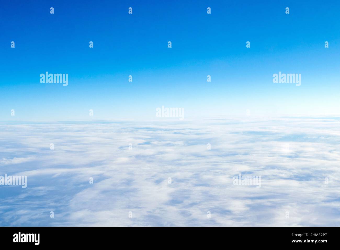 Panorama-Skyline, über dem Himmel. Panorama mit blauem Himmel und weißen Wolken, Platz für Text Stockfoto