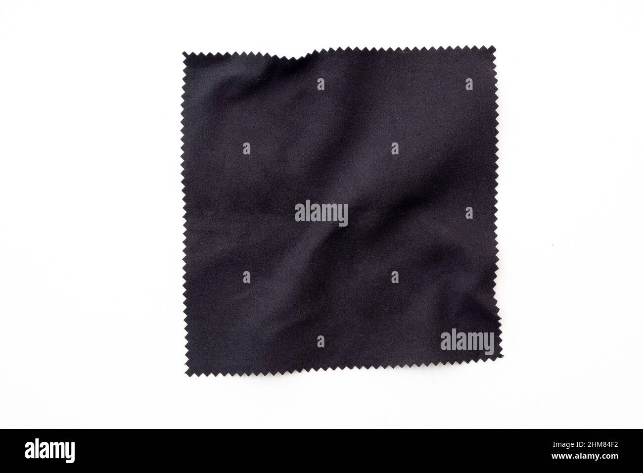 Schwarzes quadratisches Stück Stoff, Serviette isoliert auf Weiß Stockfoto