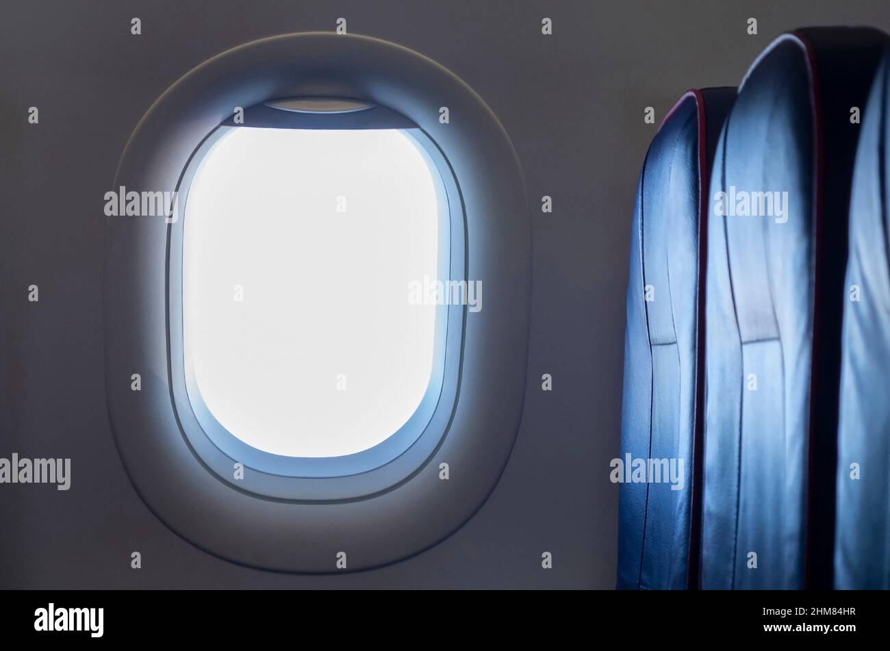 Blank sauberer Strahler oder Bullauge eines Flugzeugs und leere Sitze Stockfoto