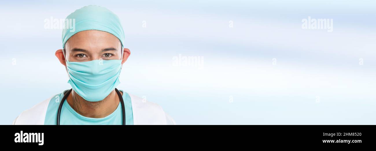 Junger Arzt Porträt mit Mundschutz Banner Copyspace kopieren Raum Beruf Bildung Mann Job männlich Stockfoto