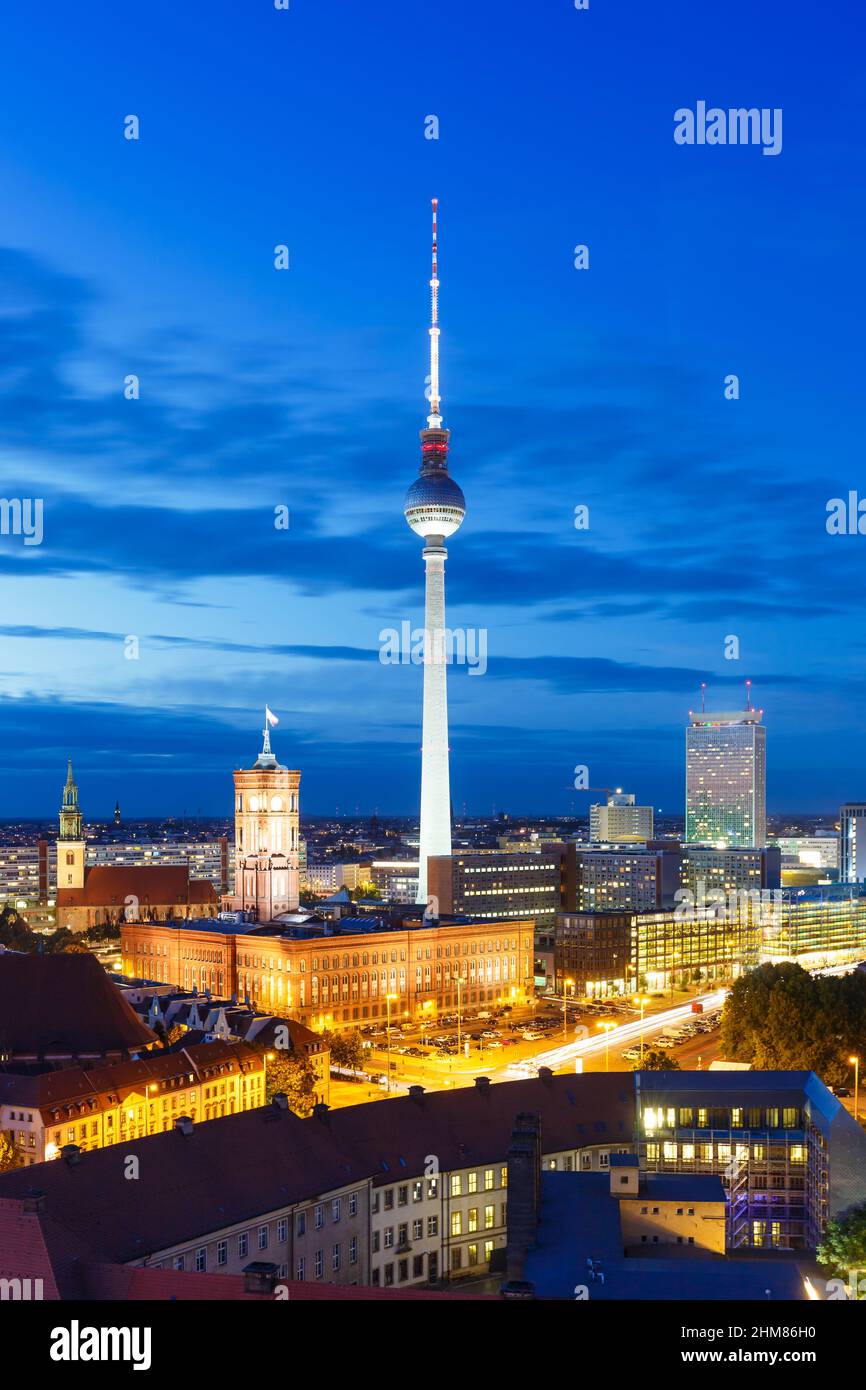 Berliner Skyline fernsehturm Innenstadt Hochformat Rathaus bei Nacht Deutschland Stadtdämmerung Stockfoto