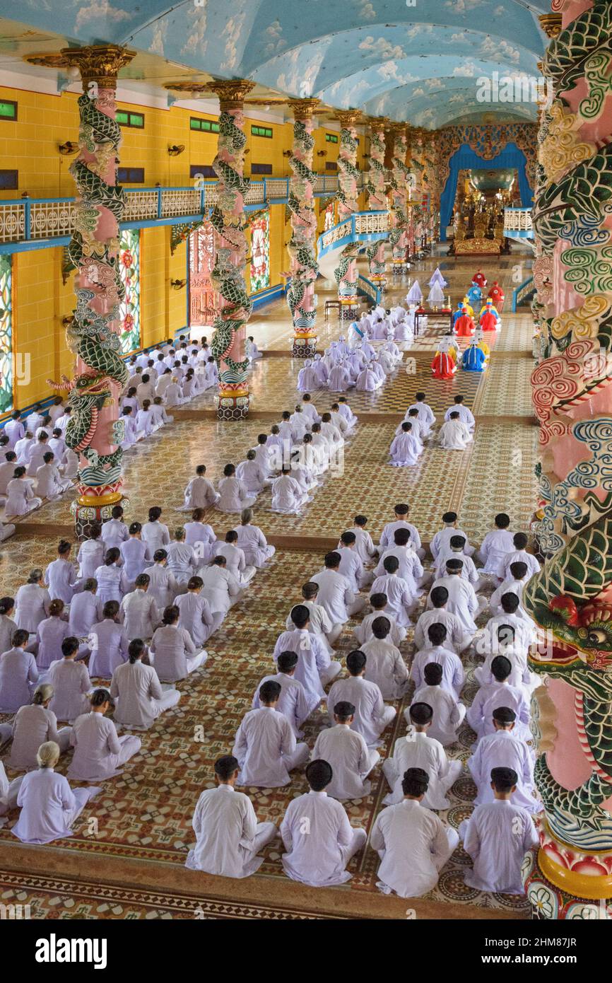 Caodaist-Verehrer am Cao Dai Tempel, Long Than Dorf, Tay Ninh Provinz, nordwestlich von Ho Chi Minh Stadt (Saigon), Südvietnam Stockfoto