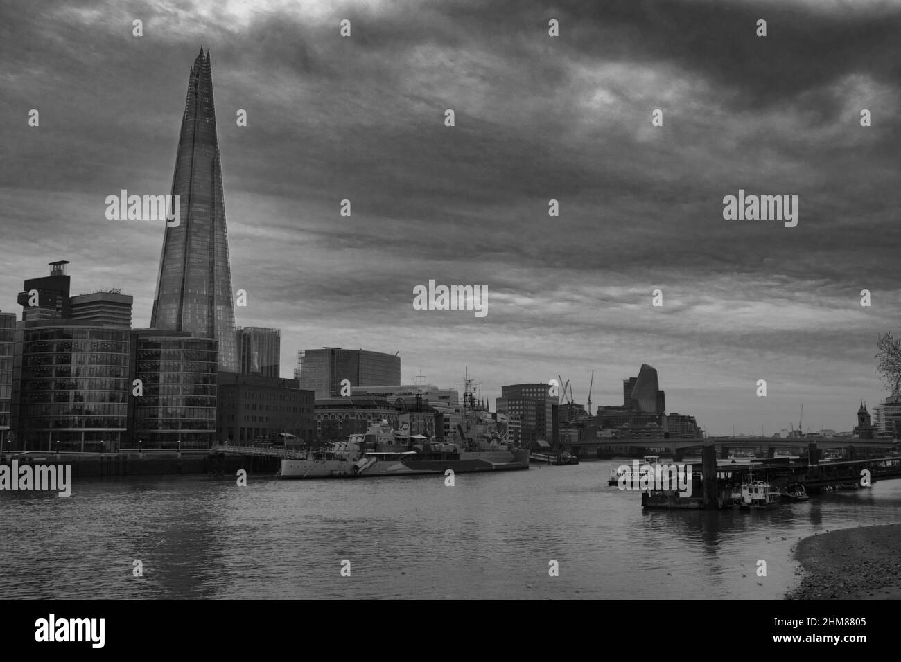 Schwarz-weißes Bild vom Londoner Turm mit Blick auf die themse und den Scherenfab über den Fluss Stockfoto