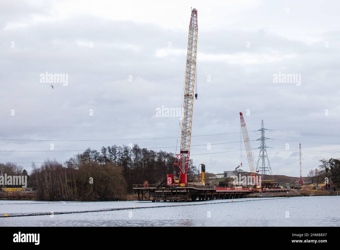 Harefield, Großbritannien. 5th. Februar 2022. Am HOAC Lake (Harefield Lake No. 2) sind die Bauarbeiten für das HS2 Colne Valley Viadukt abgebildet, das zur längsten Eisenbahnbrücke Großbritanniens werden wird. Derzeit wird ein Viadukt mit 292 Pfählen gebaut, um HS2 über Seen und Wasserläufe im Colne Valley Regional Park zu transportieren. Kredit: Mark Kerrison/Alamy Live Nachrichten Stockfoto