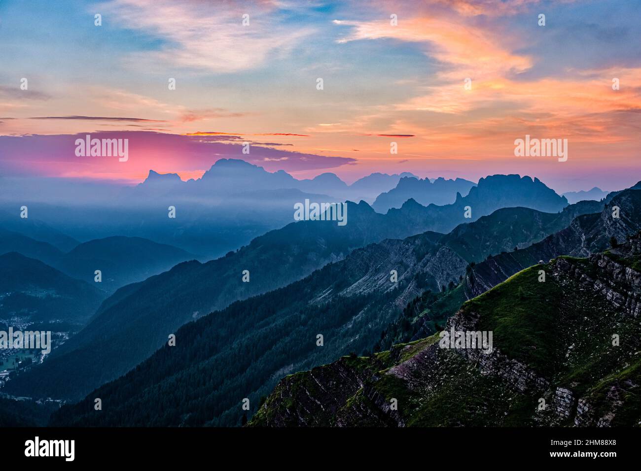 Dolomitenrücken und Gipfel rund um Falcade im Biois-Tal, Monte Pelmo (links) und Civetta in der Ferne, von oberhalb des Valles-Passes bei Sunris gesehen Stockfoto