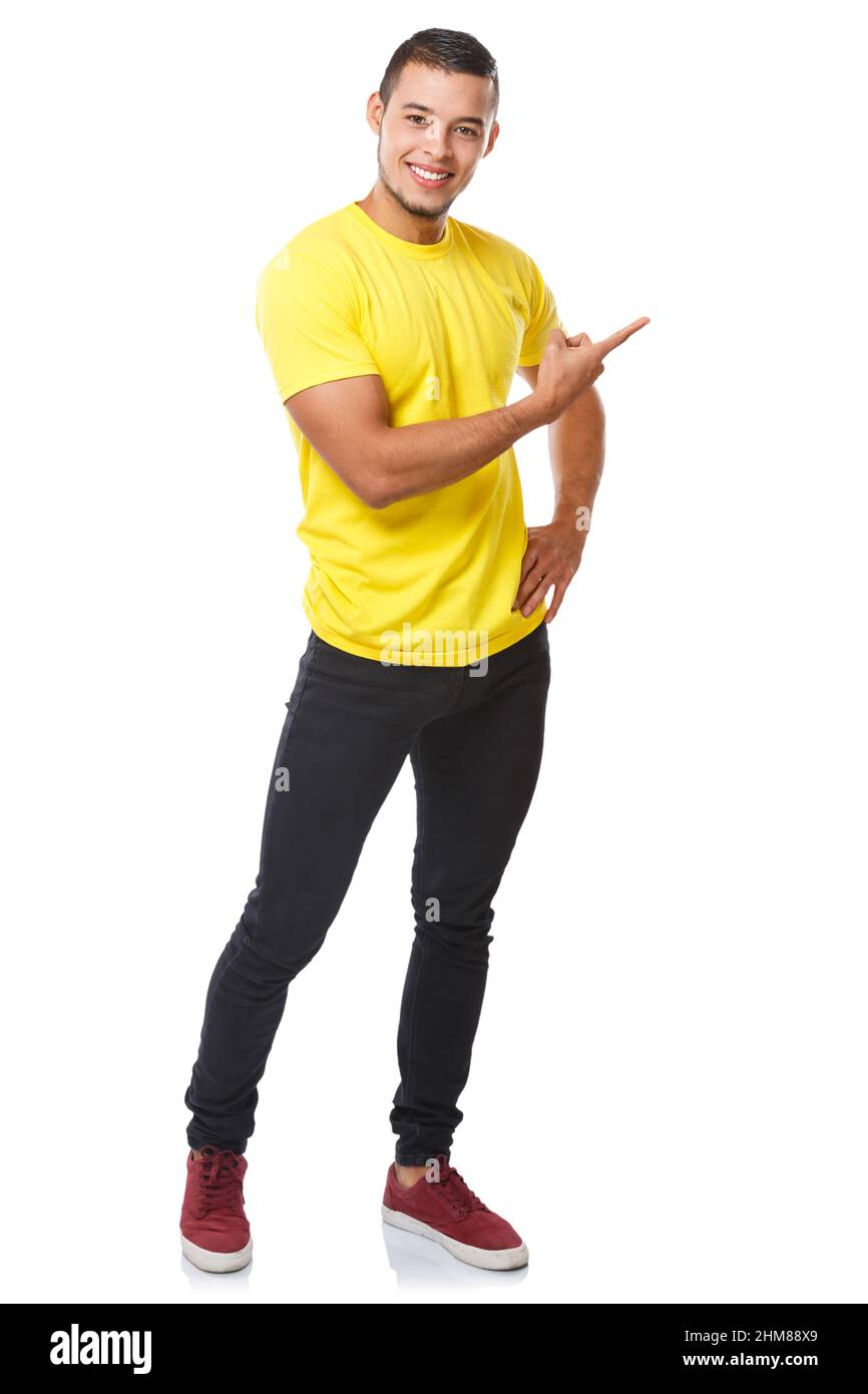 Ganzkörperportrait eines jungen lateinischen Mannes, das auf einen bestimmten Werbespot hinweist, auf einen weißen Hintergrund isolierte Personen zeigt Stockfoto