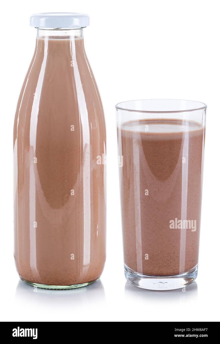 Milchglas mit frischer Schokolade und Flasche auf weißem Hintergrund isoliert Stockfoto