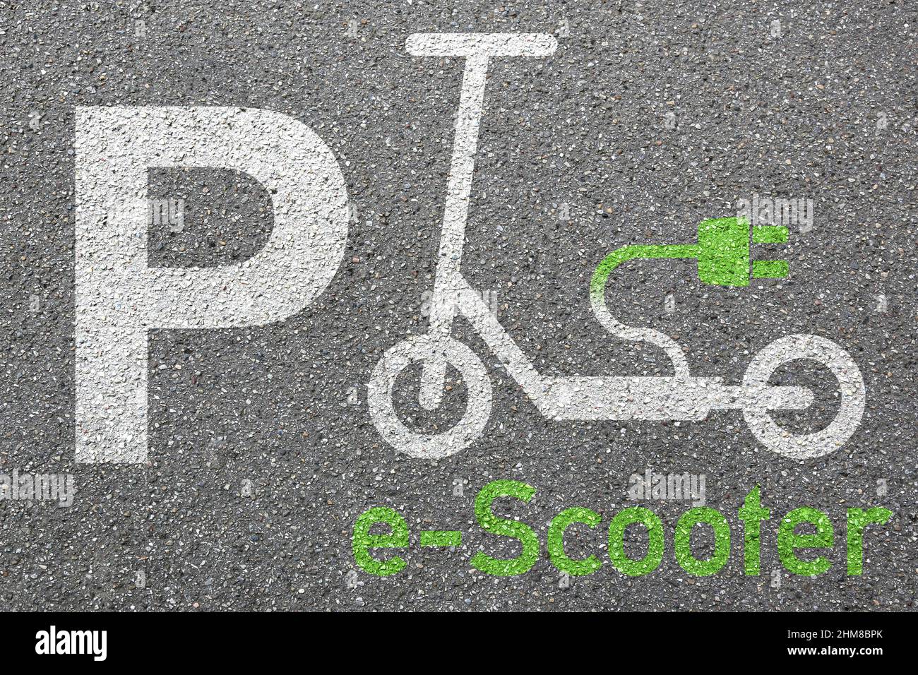 Parkplatz Schild Elektroroller E-Scooter Straße umweltfreundliche grüne Mobilität Stadtverkehr Stockfoto