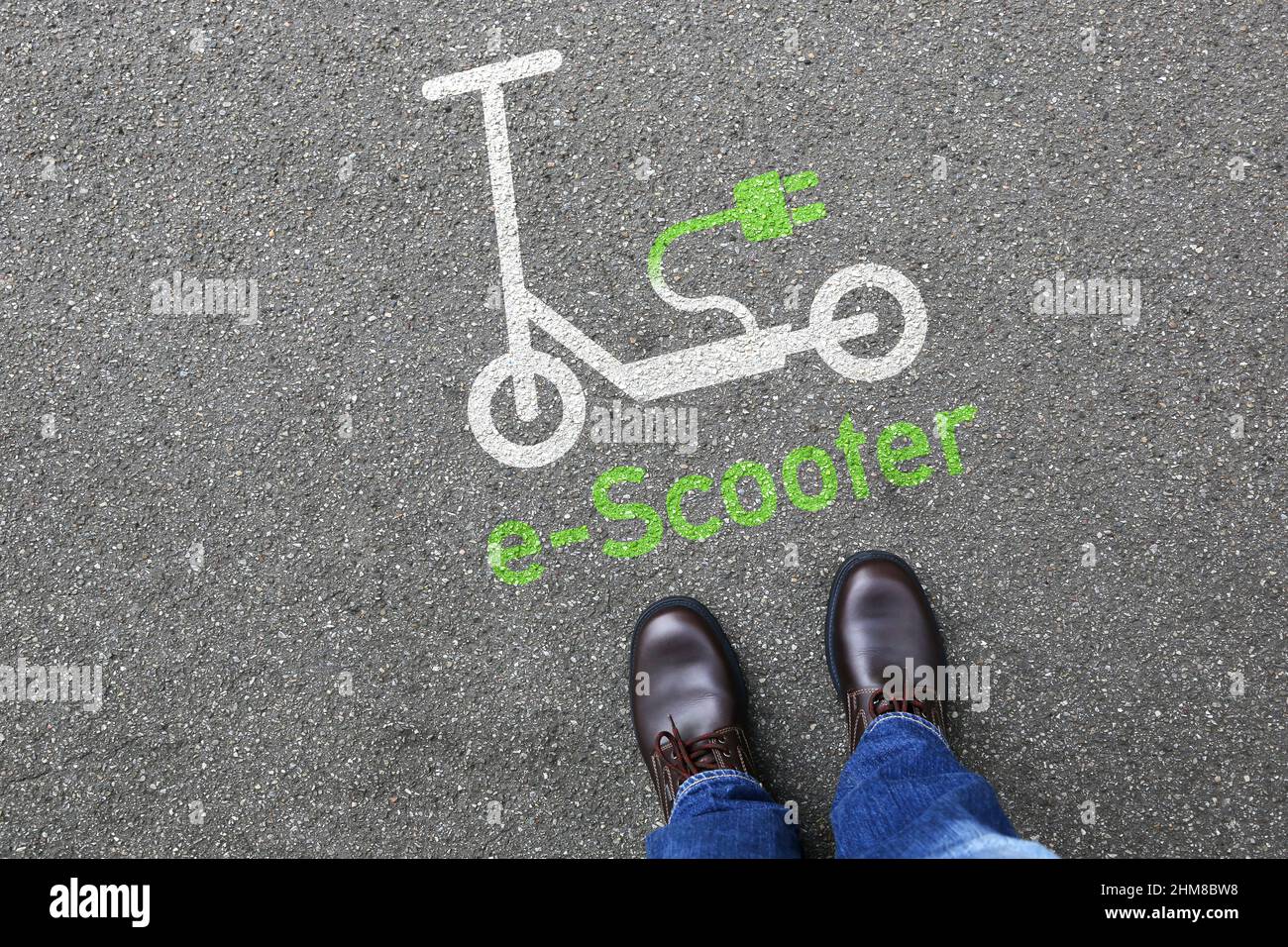 Mann Menschen Elektroroller E-Scooter Straßenschild umweltfreundliche grüne Mobilität Stadt Transport Stockfoto